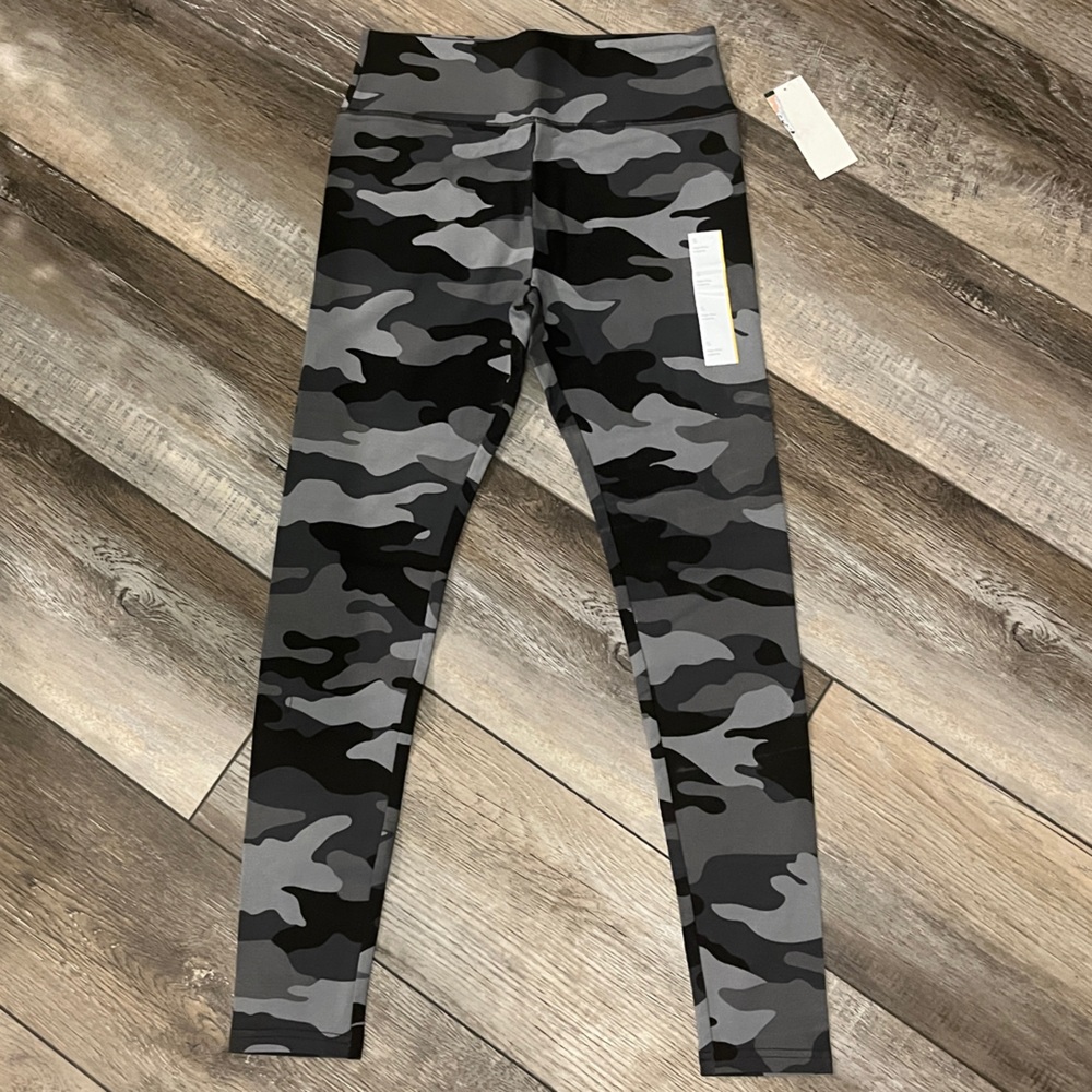 Womens Wild Fable camo leggings, NWT.